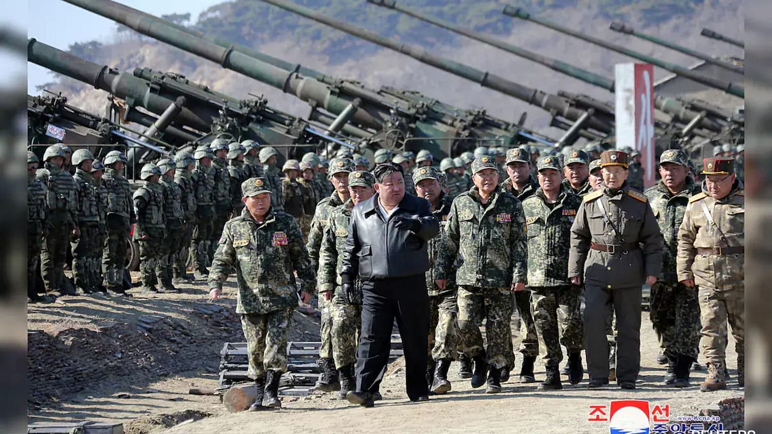 Kim elnök tüzérek társaságában