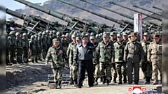 Kim elnök tüzérek társaságában