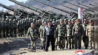 Kim elnök tüzérek társaságában
