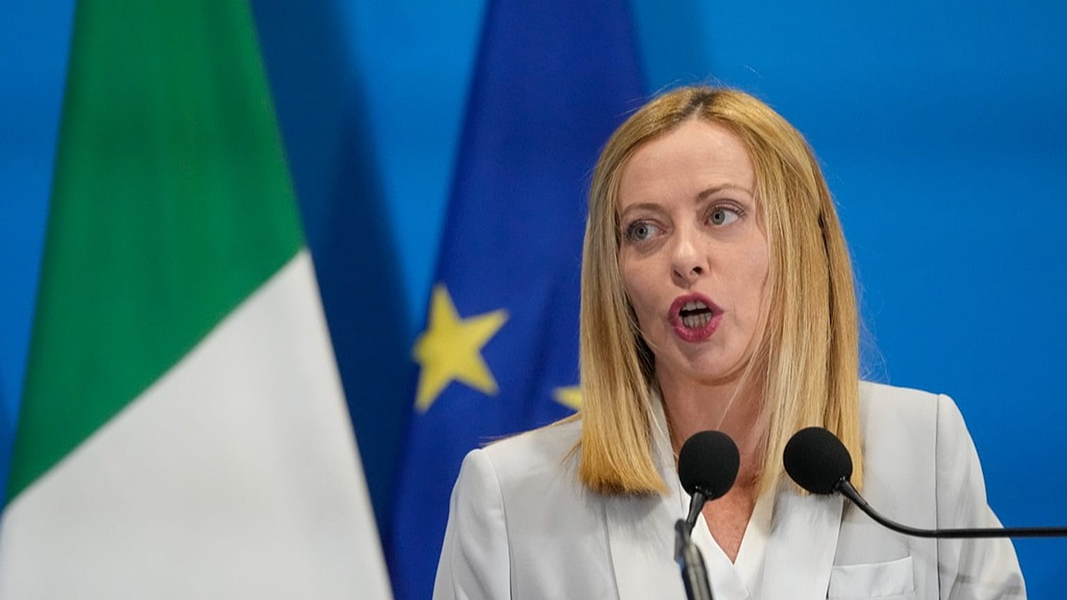 Η πρωθυπουργός της Ιταλίας Τζόρτζια Μελόνι μιλάει με δημοσιογράφους κατά τη διάρκεια της διάσκεψης για την ανάκαμψη της Ουκρανίας στο συνεδριακό κέντρο La Nuvola στη Ρώμη, 10 Ιουλίου 2025.