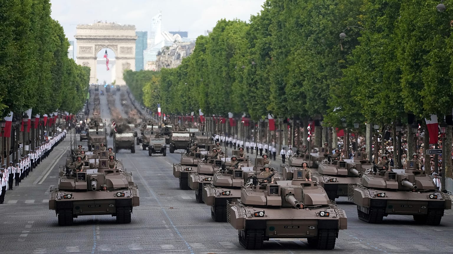 Leclerc tankok haladnak végig a Champs-Élysées sugárúton a Bastille-napi felvonuláson Párizsban, 2025. július 14-én. 