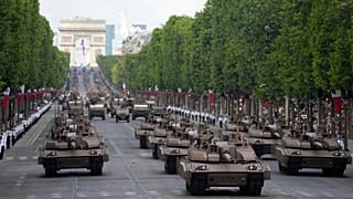 Leclerc tankok haladnak végig a Champs-Élysées sugárúton a Bastille-napi felvonuláson Párizsban, 2025. július 14-én. 