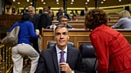 ARCHIVO: El presidente del Gobierno español, Pedro Sánchez, se sienta en el hemiciclo del Parlamento en Madrid, el 9 de julio de 2025. (Foto AP/Bernat Armangue)