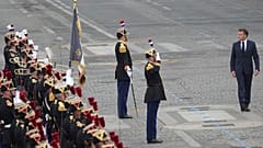 Der französische Präsident Emmanuel Macron inspiziert die Republikanische Garde während der Parade zum Bastille-Tag am Montag, dem 14. Juli 2025, in Paris.