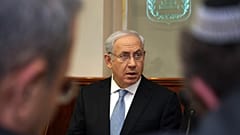 رئيس الوزراء الإسرائيلي بنيامين نتنياهو يحضر اجتماع الحكومة الأسبوعي في القدس، الأحد 4 ديسمبر/كانون الأول 2011. 