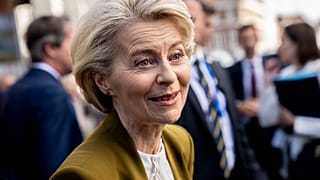 La presidenta de la Comisión Europea, Ursula von der Leyen, camina por el jardín del Ayuntamiento de Aarhus, Aarhus, Dinamarca, el jueves 3 de julio de 2025.