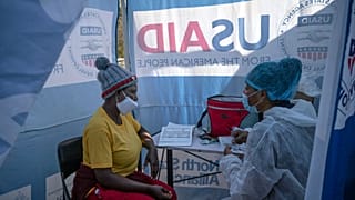 Uma enfermeira fala com um doente seropositivo no interior de uma clínica móvel em Ngodwana, na África do Sul, em julho de 2020.