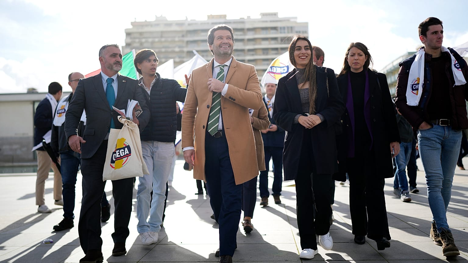Arquivo - André Ventura, ao centro, líder do partido populista e nacionalista Chega, e a deputada Rita Matias, ao centro, em campanha na rua em Almada, a sul de Lisboa