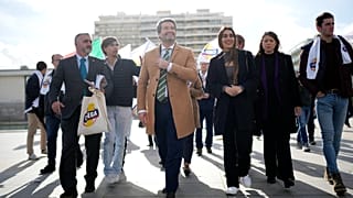 Arquivo - André Ventura, ao centro, líder do partido populista e nacionalista Chega, e a deputada Rita Matias, ao centro, em campanha na rua em Almada, a sul de Lisboa