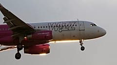 Ένα Airbus A320 της Wizz Air προσεγγίζει για προσγείωση στο ηλιοβασίλεμα στη Λισαβόνα της Πορτογαλίας. 20 Ιουλίου 2024.