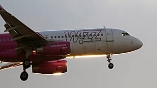 Ένα Airbus A320 της Wizz Air προσεγγίζει για προσγείωση στο ηλιοβασίλεμα στη Λισαβόνα της Πορτογαλίας. 20 Ιουλίου 2024.