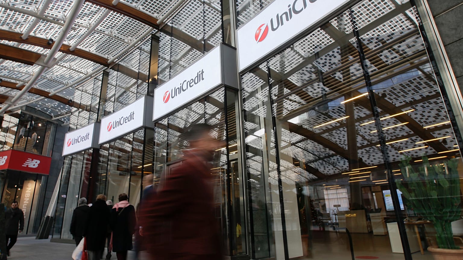 Ingresso della torre UniCredit a Milano, Italia
