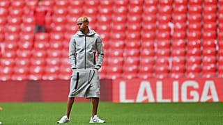ARCHIVO: Lamine Yamal en el terreno de juego antes del partido de la Liga española entre el Athletic de Bilbao y el Barcelona en el estadio San Mamés de Bilbao, 25 de mayo de 2025.