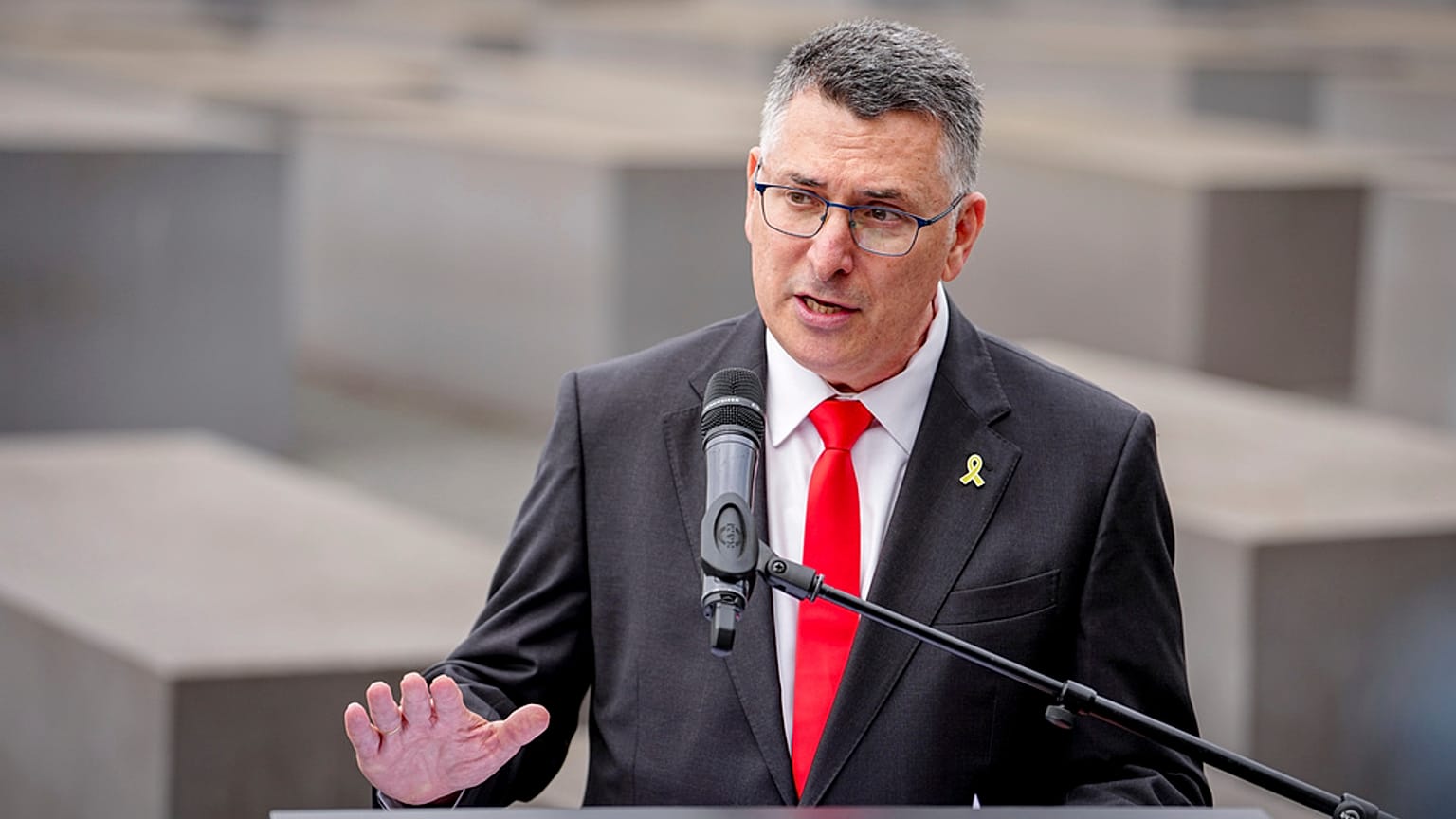 Il ministro degli Esteri israeliano, Gideon Sa'ar, interviene durante una visita al Memoriale dell'Olocausto a Berlino (5 giugno 2025)