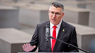 O Ministro dos Negócios Estrangeiros israelita, Gideon Saar, fala durante uma visita ao Memorial do Holocausto em Berlim, Alemanha