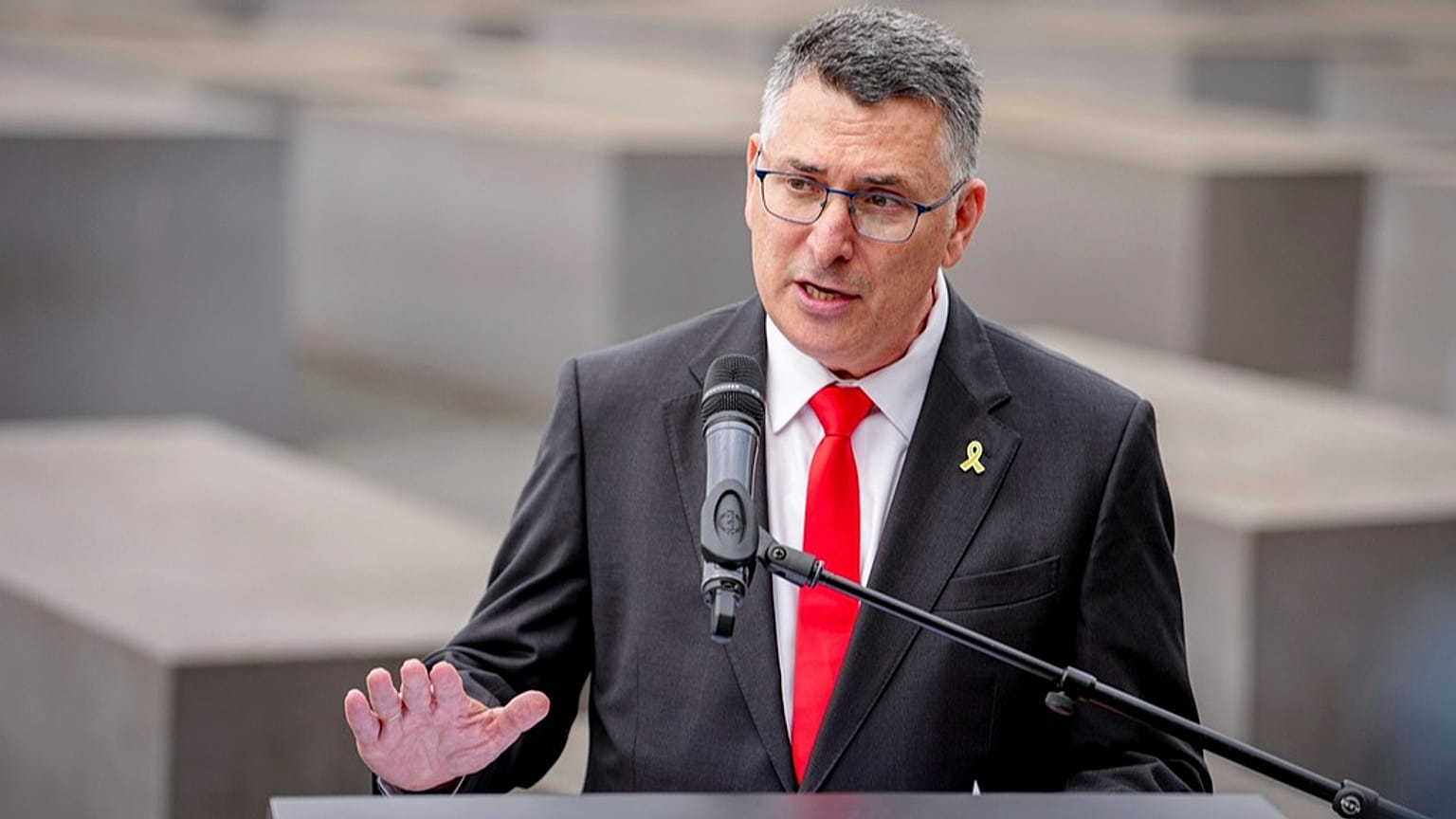 Le ministre israélien des Affaires étrangères, Gideon Saar, s'exprime lors d'une visite au Mémorial de l'Holocauste à Berlin, en Allemagne, le jeudi 5 juin 2025.