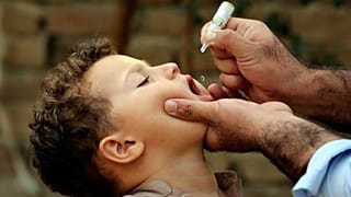 Un trabajador sanitario vacuna a un niño contra la polio en Afganistán, 29 de octubre de 2024.  