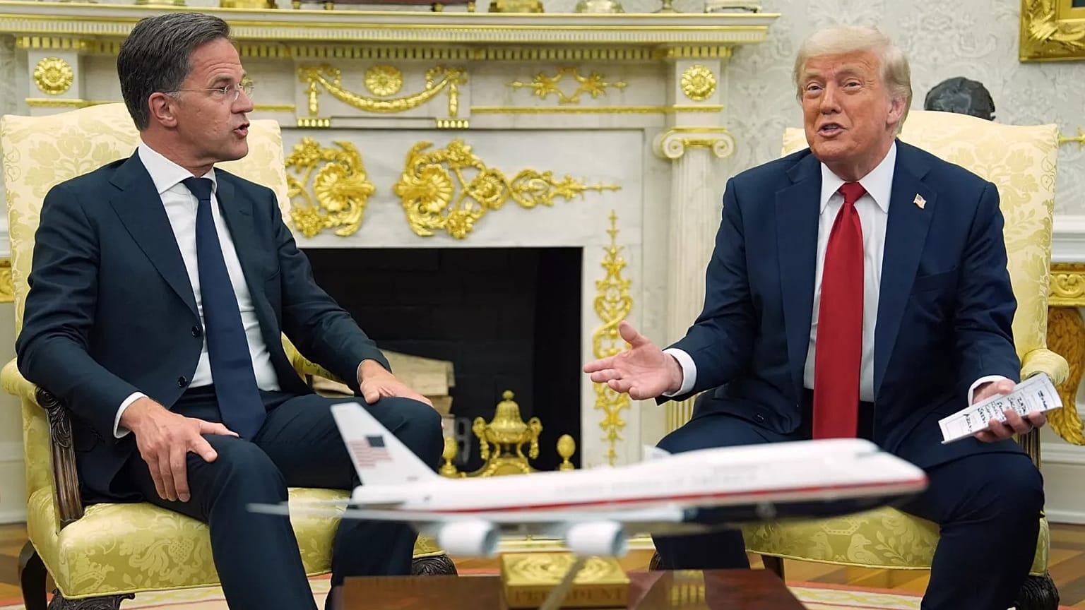 Donald Trump durante l'incontro con il segretario Generale della Nato, Mark Rutte, nello Studio Ovale della Casa Bianca (14 luglio 2025)