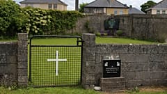 DATEI - Dieses Dateifoto vom 4. Juni 2014 zeigt die Stelle eines Massengrabs für Kinder, die im Tuam-Mutter-und-Kind-Heim gestorben sind, in Tuam, County Galway, Irland. 