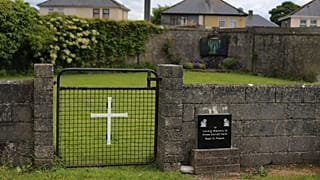 ARQUIVO - Esta fotografia de arquivo de 4 de junho de 2014 mostra o local de uma vala comum para as crianças que morreram no lar de mães e bebés de Tuam, em Tuam, Condado de Galway, Irlanda.