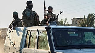 قوات الحكومة السورية تنتشر في قرية المزرعة على أطراف مدينة السويداء، حيث اندلعت اشتباكات بين قبائل بدو سنية وميليشيات درزية، جنوب سوريا، الاثنين 14 يوليو 2025