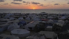 Ένας καταυλισμός σκηνών για εκτοπισμένους Παλαιστίνιους απλώνεται κοντά στην ακτή κατά τη διάρκεια του ηλιοβασιλέματος στο Χαν Γιουνίς, στη Λωρίδα της Γάζας, Τετάρτη 2 Ιουλίου 2025.