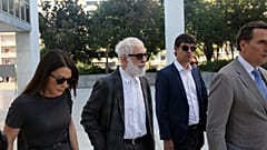 Ο ηθοποιός και σκηνοθέτης Πέτρος Φιλιππίδης (2Α) με τους δικηγόρους του προσέρχονται στο Μικτό Ορκωτό Εφετείο Αθηνών, Τετάρτη 4 Ιουνίου 2025.