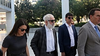 Ο ηθοποιός και σκηνοθέτης Πέτρος Φιλιππίδης (2Α) με τους δικηγόρους του προσέρχονται στο Μικτό Ορκωτό Εφετείο Αθηνών, Τετάρτη 4 Ιουνίου 2025.