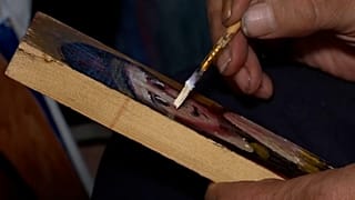 ARTISTA REGALA ICONE DIPINTE SU SCATOLE DI MUNIZIONI USA AI SOLDATI IN PRIMA LINEA IN UCRAINA