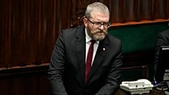 ARQUIVO: O legislador de extrema-direita Grzegorz Braun discursa no Parlamento em Varsóvia, Polónia, a 11 de dezembro de 2023. 