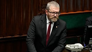 DOSSIER : Le législateur d'extrême droite Grzegorz Braun s'adresse au parlement à Varsovie, Pologne, le 11 décembre 2023.