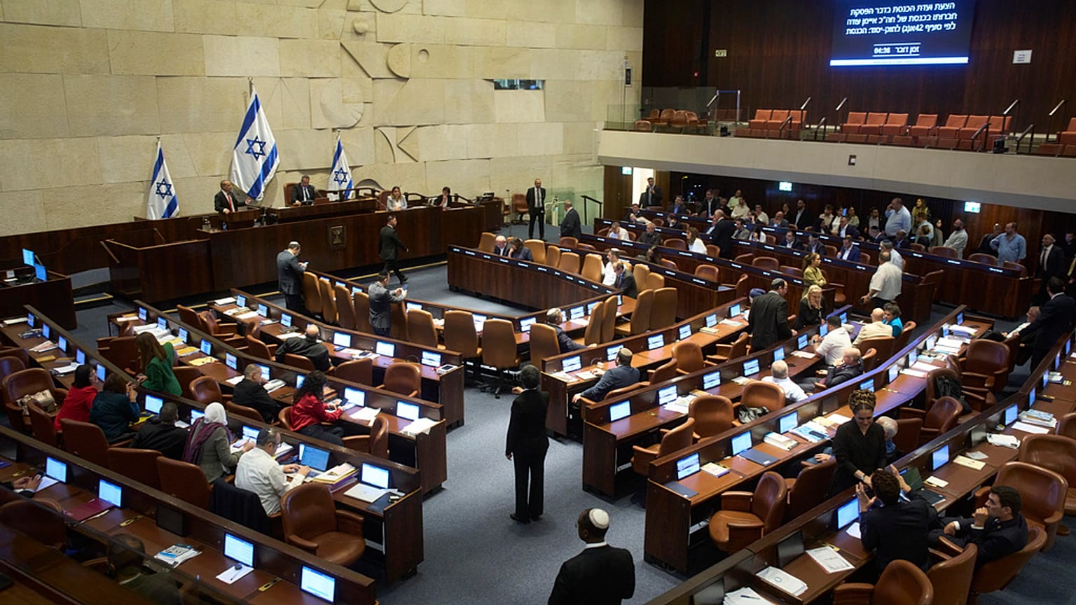 نواب يحضرون جلسة للكنيست، البرلمان الإسرائيلي، في القدس، يوم الاثنين 14 يوليو/تموز 2025. 