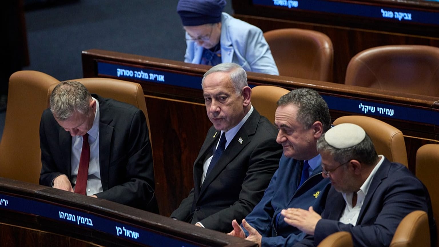 El primer ministro israelí, Benjamin Netanyahu, rodeado de ministros del Gobierno, asiste a una sesión de la Knesset, el Parlamento de Israel, en Jerusalén, el lunes de 2025.