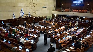 نواب يحضرون جلسة للكنيست، البرلمان الإسرائيلي، في القدس، يوم الاثنين 14 يوليو/تموز 2025. 