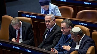 El primer ministro israelí, Benjamin Netanyahu, rodeado de ministros del Gobierno, asiste a una sesión de la Knesset, el Parlamento de Israel, en Jerusalén, el lunes de 2025.