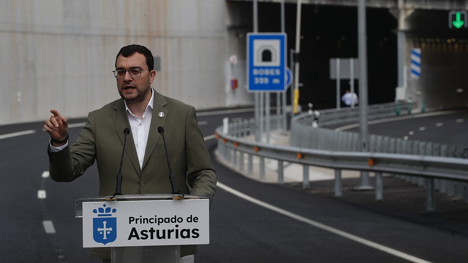 Adrián Barbón, presidente socialista del Principado, el pasado 12 de julio en un tramo de la AS-17 entre Bobes y San Miguel de la Barreda.
