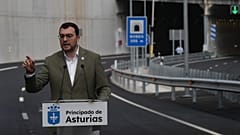 Adrián Barbón, presidente socialista del Principado, el pasado 12 de julio en un tramo de la AS-17 entre Bobes y San Miguel de la Barreda.