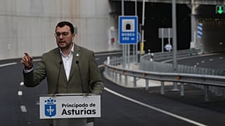 Adrián Barbón, presidente socialista del Principado, el pasado 12 de julio en un tramo de la AS-17 entre Bobes y San Miguel de la Barreda.