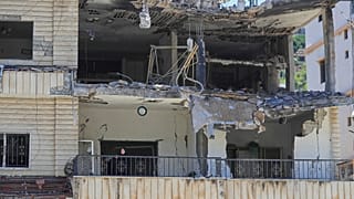 امرأة تتفقد منزلها المدمر الذي أصيب في غارة جوية إسرائيلية في بلدة النبطية، جنوب لبنان، الجمعة 27 يونيو/حزيران 2025. 