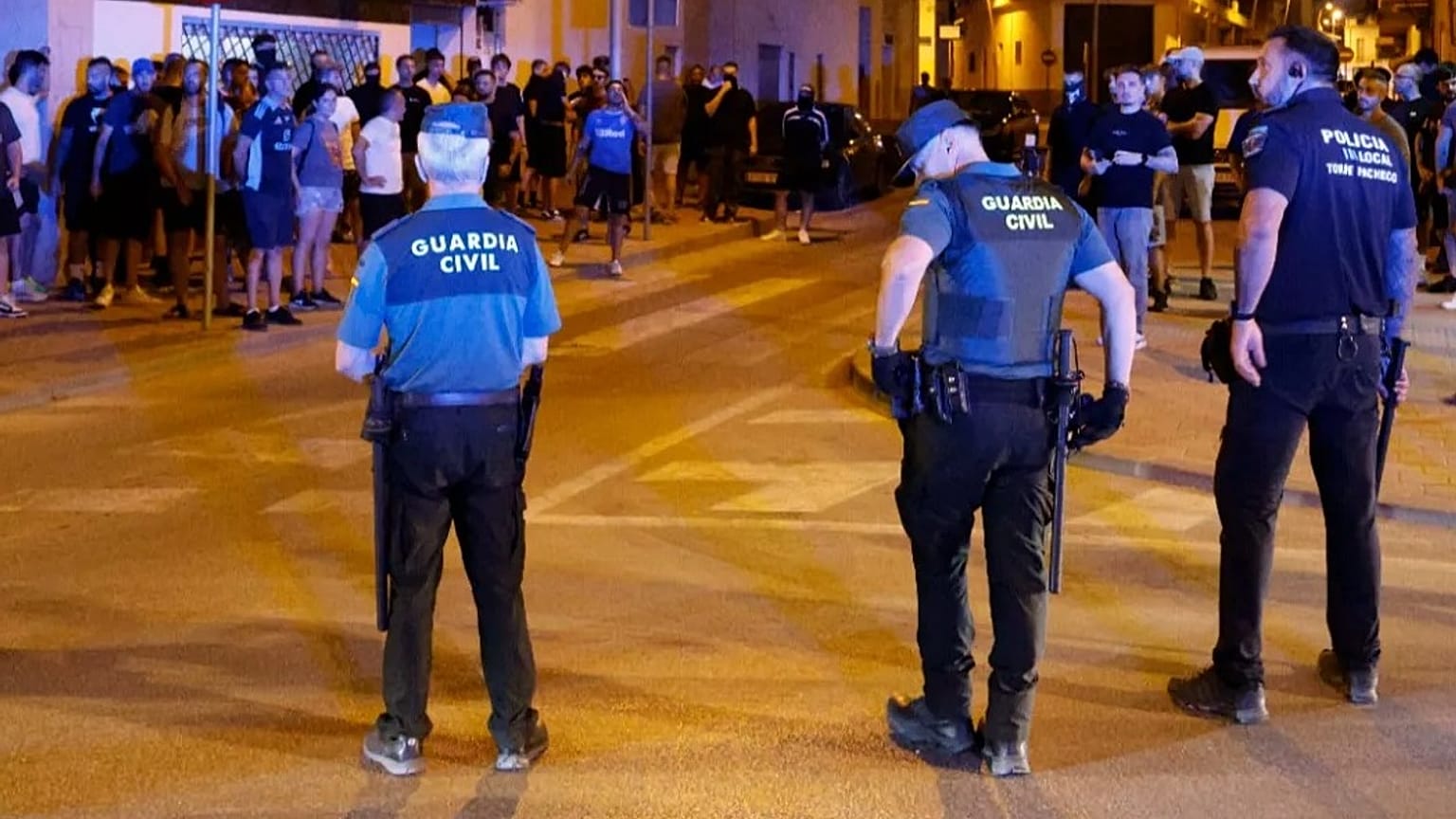 A helyi rendőrség és a spanyol Guardia Civil ügynökei elfoglalják a helyüket a Torre Pacheco-i zavargások idején, 2025. július 12-én, pénteken.