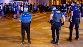 Des agents de la police locale et de la Guardia Civil espagnole prennent position pendant les émeutiers à Torre Pacheco, vendredi 12 juillet 2025.