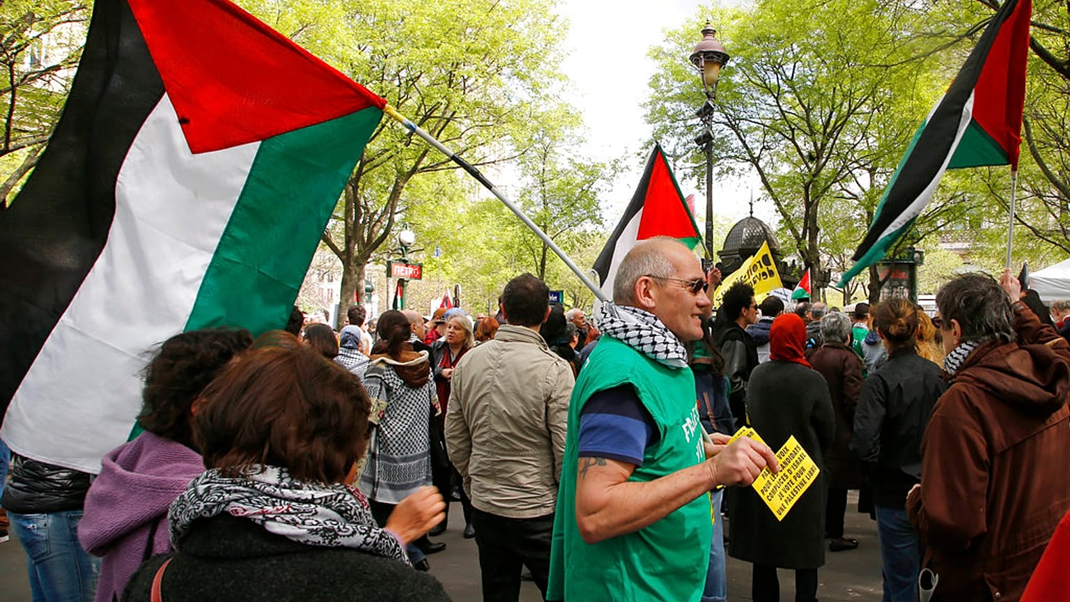 ناشط مؤيد لفلسطين يرفع العلم الفلسطيني خلال احتجاج في باريس، فرنسا، السبت 1 أبريل 2017