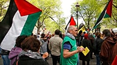 ناشط مؤيد لفلسطين يرفع العلم الفلسطيني خلال احتجاج في باريس، فرنسا، السبت 1 أبريل 2017