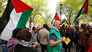 ناشط مؤيد لفلسطين يرفع العلم الفلسطيني خلال احتجاج في باريس، فرنسا، السبت 1 أبريل 2017