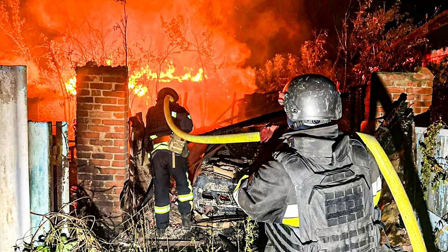 İtfaiyeciler Kharkiv bölgesinde bir Rus saldırısının ardından çıkan yangını söndürmeye çalışıyor, 15 Temmuz, 2025