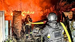 Πυροσβέστες προσπαθούν να σβήσουν πυρκαγιά μετά από ρωσική επίθεση στην περιοχή του Χάρκοβο, 15 Ιουλίου 2025.