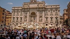 Turisti davanti alla Fontana di Trevi, Roma, 30 giugno 2023