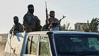 Les forces gouvernementales syriennes se déploient dans le village de Mazraa, à la périphérie de la ville de Sweida, dans le sud de la Syrie, le 14 juillet 2025.