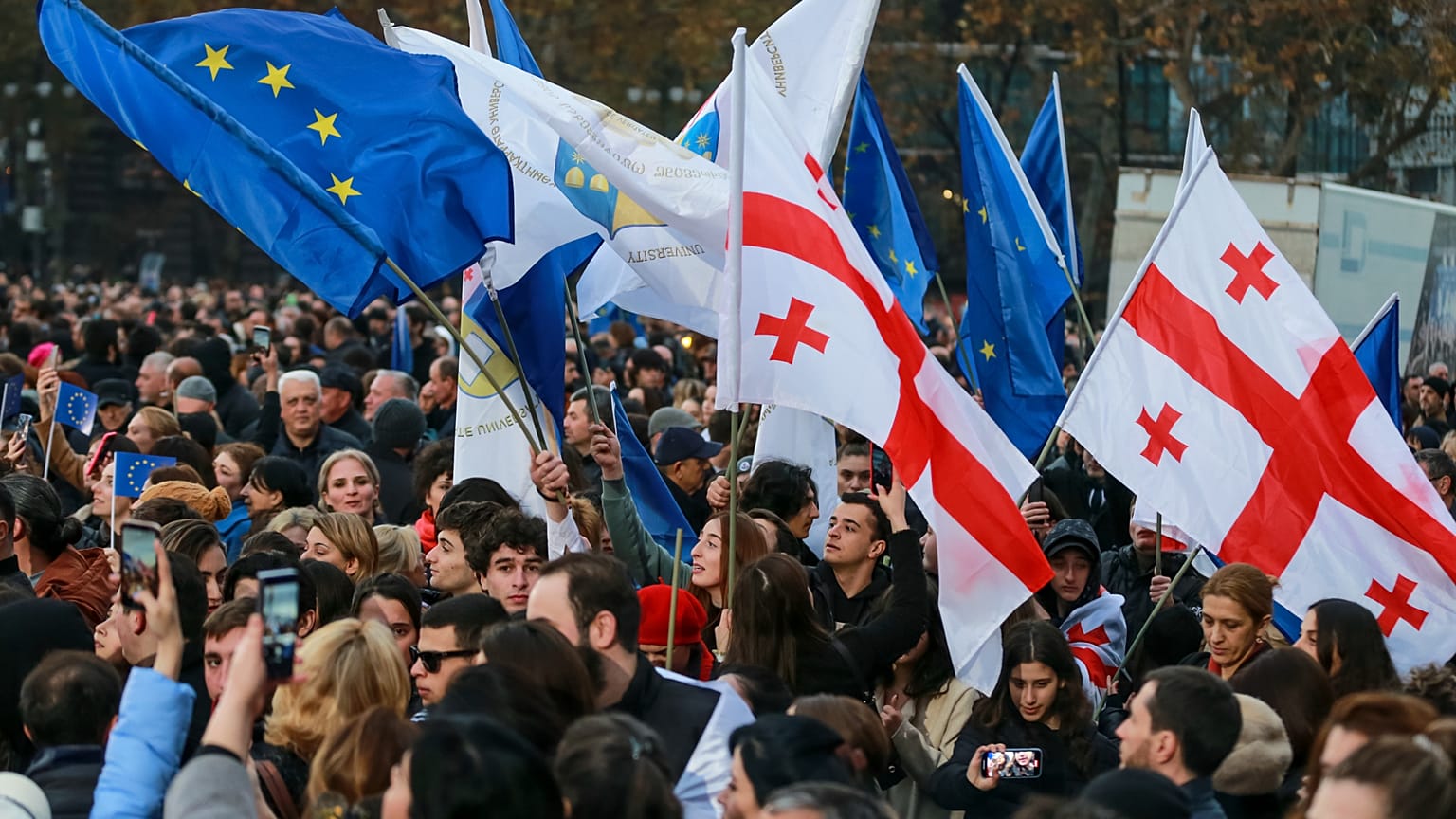 ARCHIVO: Georgianos ondean banderas europeas y nacionales mientras se reúnen para celebrar la candidatura de Georgia a la UE en Tiflis, 14 de diciembre de 2023.