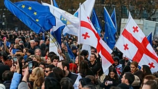 DATEI: Georgier schwenken europäische und nationale Flaggen, als sie sich auf dem Freiheitsplatz in Tiflis versammeln, um die EU-Kandidatur Georgiens zu feiern, 14. Dezember 2023